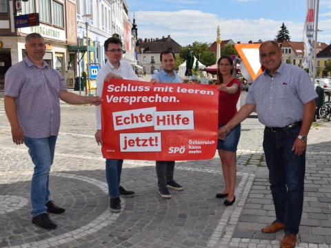 Bezirksvorsitzender Pregler hält Transparent in Fußgängerzone Hollabrunn 