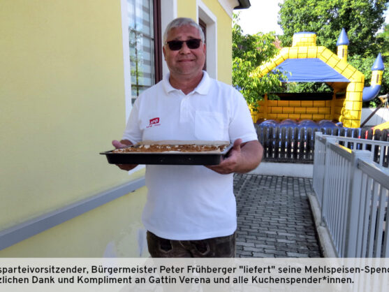 Bild: Bgm. Peter Frühberger bringt die Kuchenspende von Gattin Verena