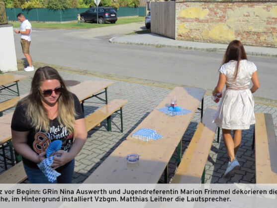 Bild: GRin Nina Auswerth, Jugendref. Marion Frimmel und Vzbgm. Matthias Leitner bei den Vorereitungen zum Oktoberfest 2026