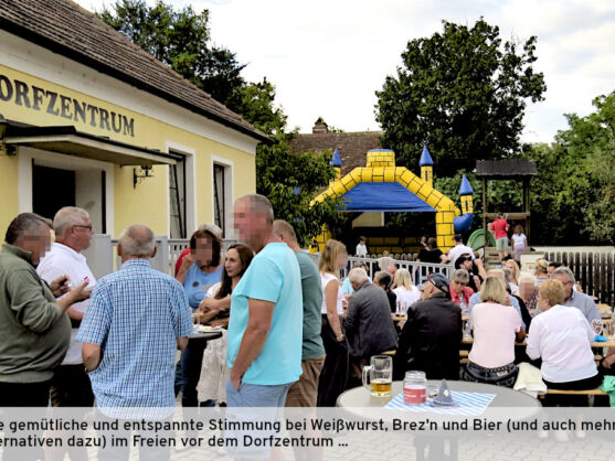 Bild: Gäste des Oktoberfestes 2026 auf der Freifläche vor dem Dorfzentrum, im Hintergrund die Kinder-Hüpfburg