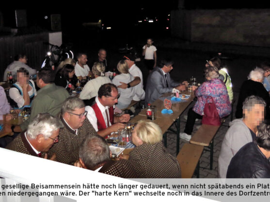 Bild: Vor dem Dorfzentrum in den Nachtstunden des Oktoberfestes 2026